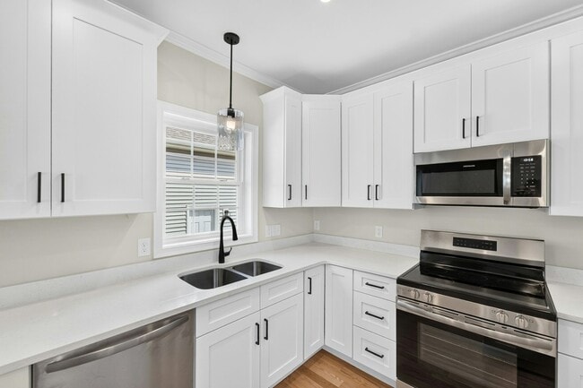 Building Photo - 5 Devon Pl