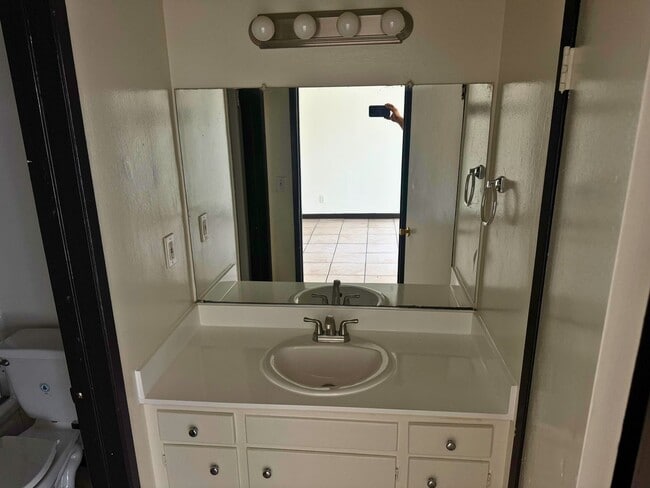 Building Photo - Cute Move-In Ready Studio Apartment