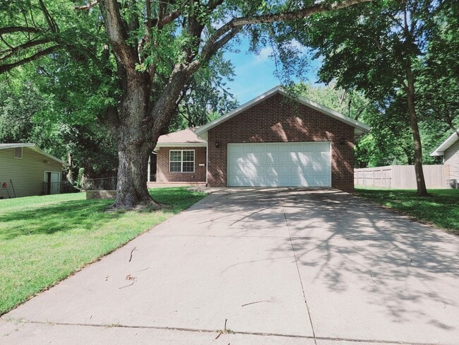 Building Photo - South East Springfield - Southern Hills Ho...