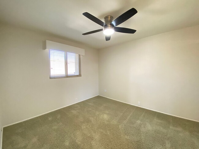 Building Photo - Beautiful corner condo in Lake San Marcos