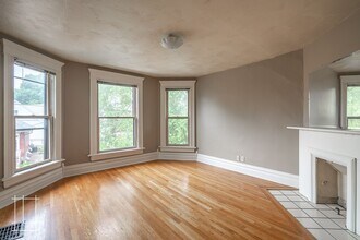 Building Photo - 207 W Hubbard Ave