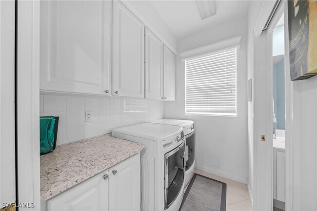 Building Photo - 5633 Cove Cir