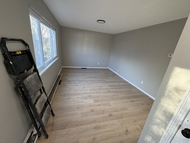 Building Photo - 4300 E 175th St