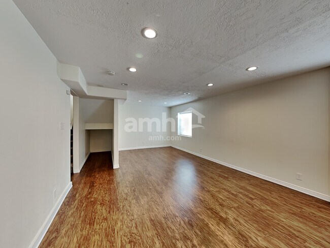 Building Photo - 243 W Peppermint Cir