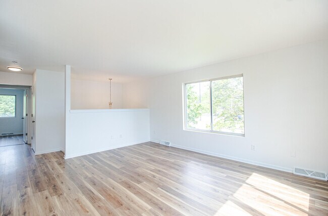 Building Photo - 1410 S River Rd