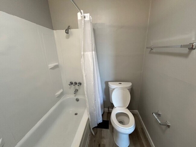 Building Photo - 3 Bed- 1 Bath Single Family Home