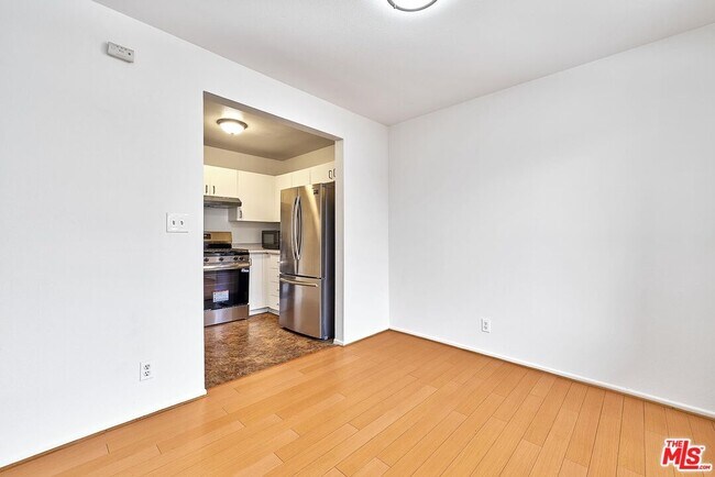 Building Photo - 326 S Manhattan Pl