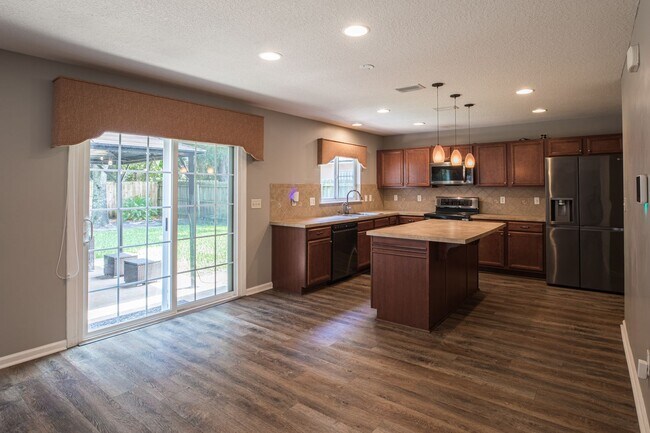 Building Photo - Beautiful 2 story home with fireplace