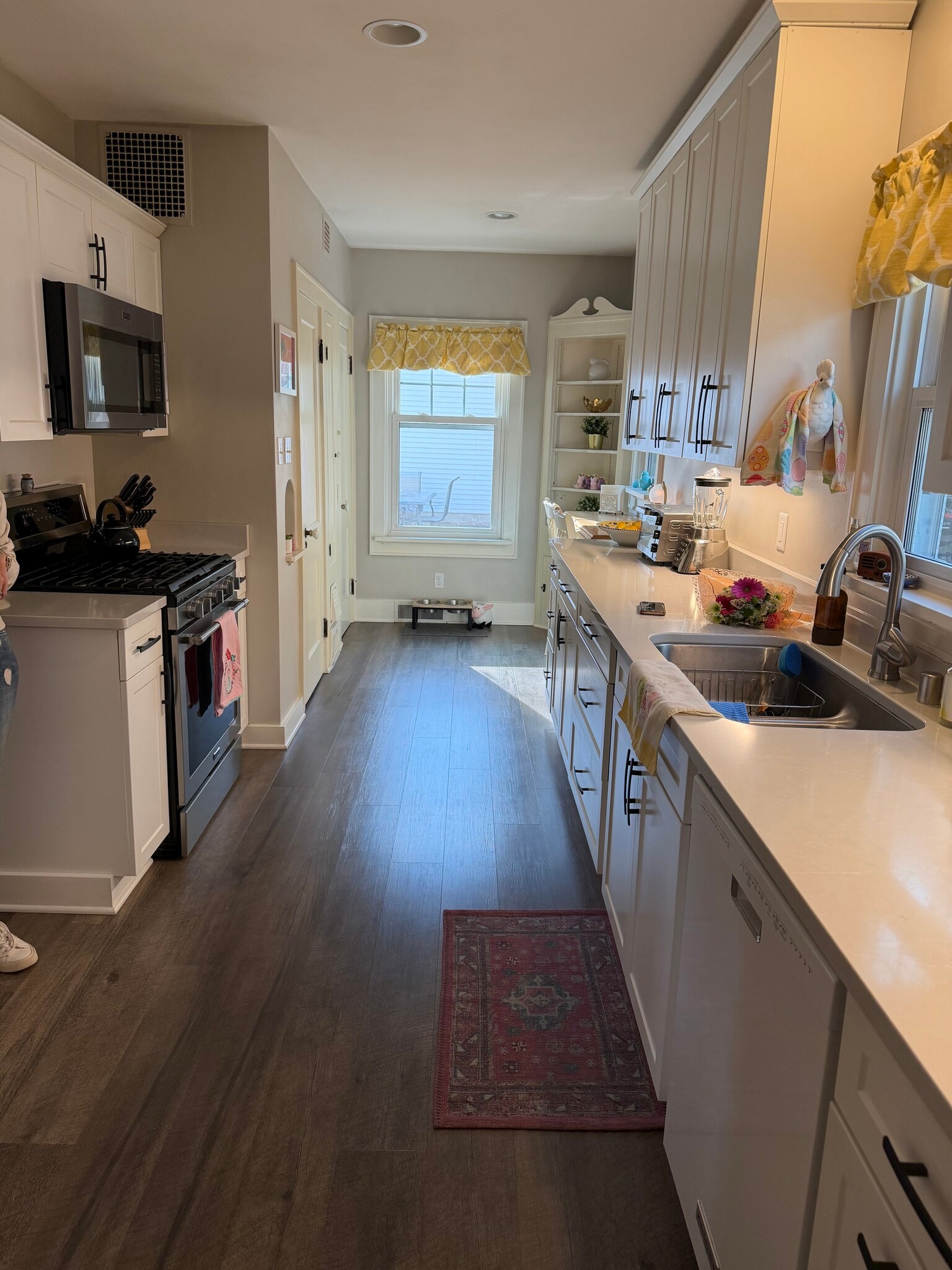 kitchen - 2220 E Jarvis St