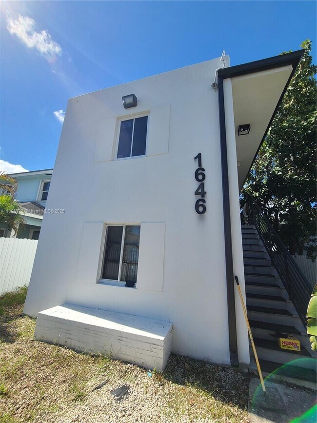 Building Photo - 1646 NW 1st Pl