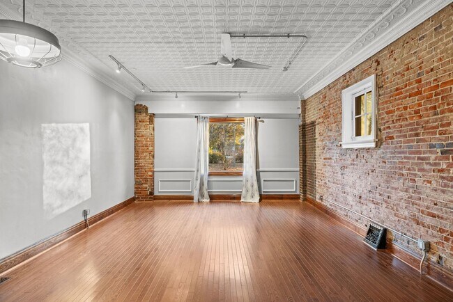 Building Photo - Charming 2 Bedroom Apartment in Benton Par...