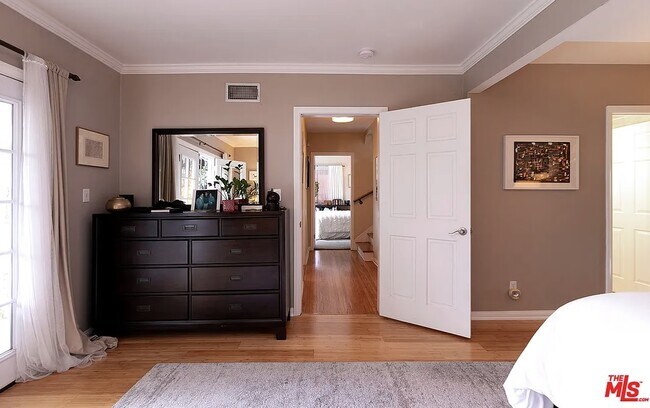 Building Photo - 2472 Hollyridge Dr