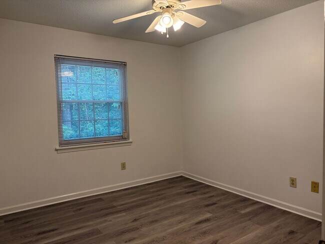Building Photo - 2 Bedroom, 1 Bathroom Condo in Greensboro!