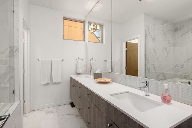 Building Photo - North Beacon Hill Townhome Living!