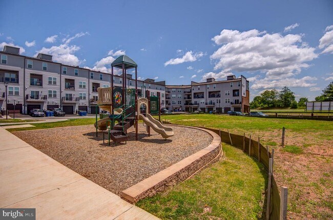 Building Photo - 43792 Middleway Ter