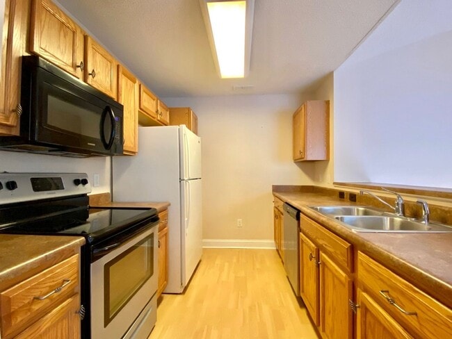 Building Photo - 3/2 End Unit Condo in Fletcher with Pool A...