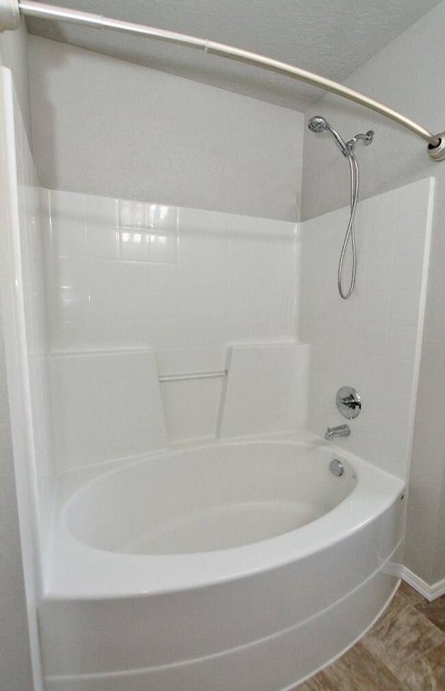 Building Photo - Clean Single-Level Home