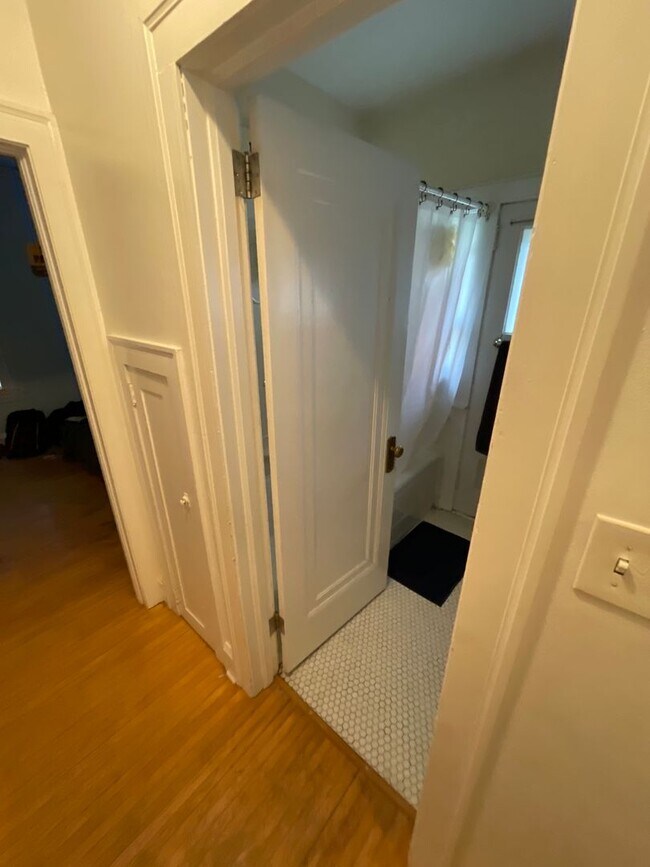 Building Photo - 2021-2023 E 6th St