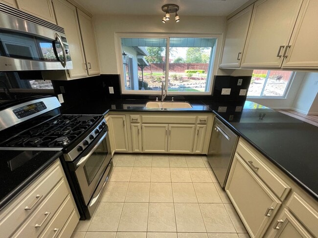 Building Photo - Spacious three bedroom home in desirable Windsor neighborhood!