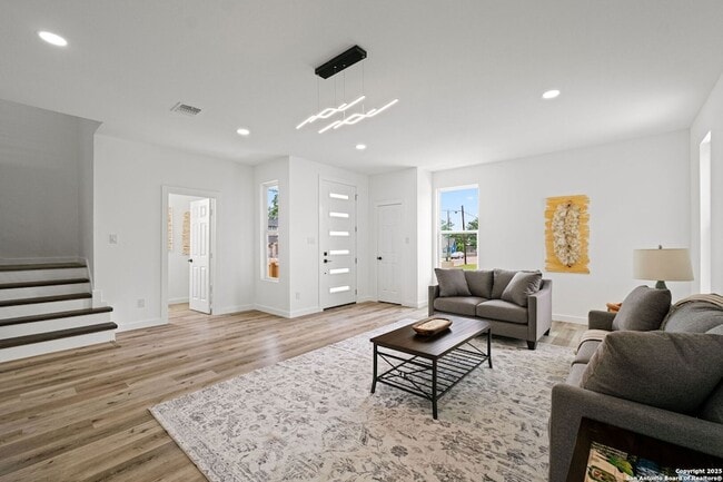 Building Photo - 420 Dreiss St