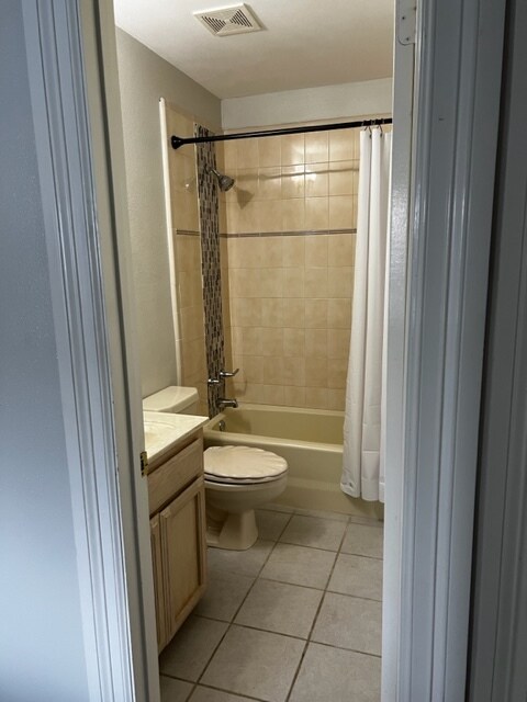 Hall Bath by 4th Bedroom - 201 San Saba St