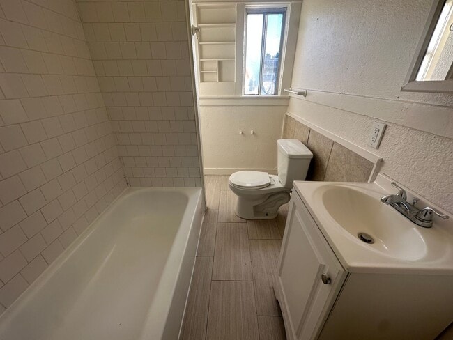 Building Photo - UPGRADED 4 BEDROOM NEAR DRAKE PARK!