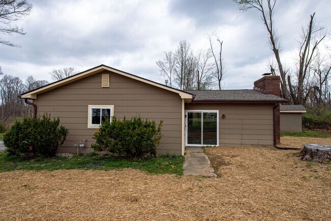 Building Photo - Lovely 3 Bed / 2 Bath in Private Setting--AVAILABLE NOW!!!