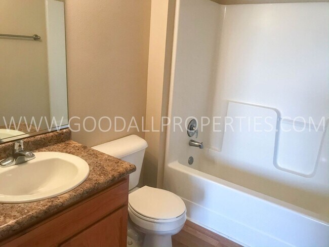 Building Photo - 2 Bedroom, 2.5 Bath Townhome in Urbandale with an attached two car garage.