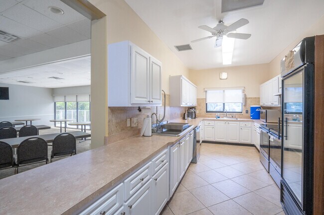 Building Photo - 18081 SE Country Club Dr