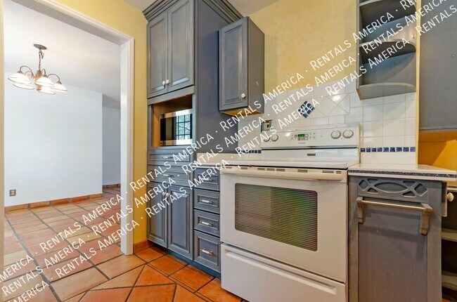 Building Photo - Mid-century charmer near University of Ari...