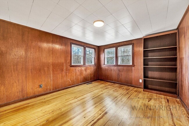 Building Photo - Charming Country Cottage Now Available