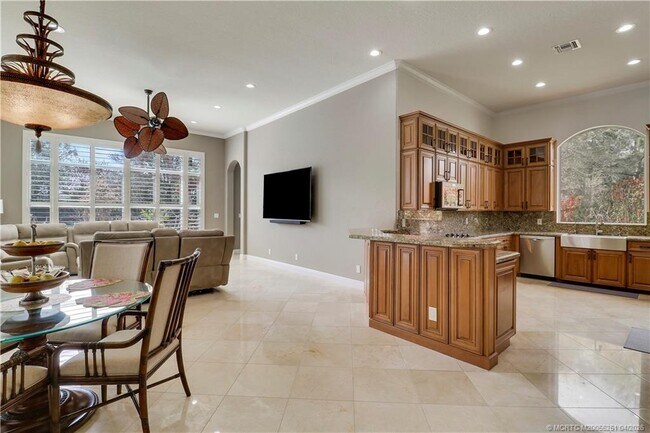 Building Photo - 5628 SW Gray Fox Dr