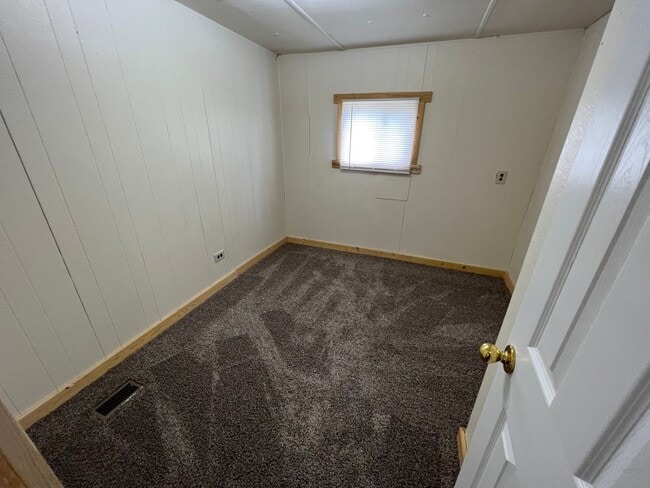 Building Photo - 2 Bedroom 1 Bath Updated Mobile Home in A ...