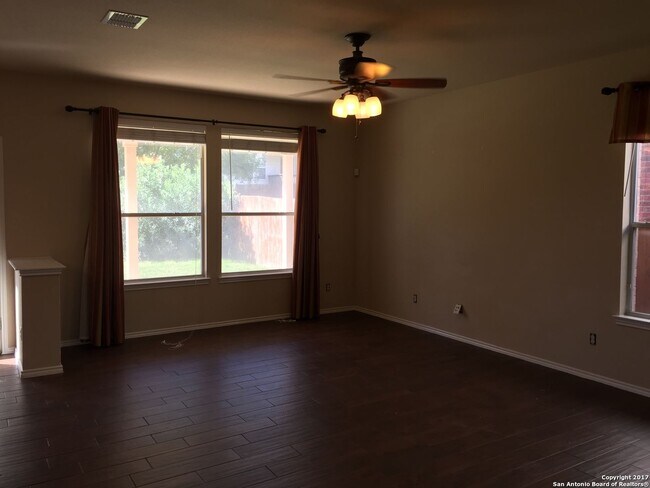 Building Photo - Large 4 bedroom / 2.5 bathroom home in Alamo Ranch