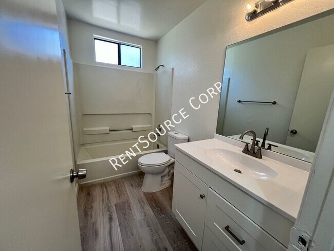 Building Photo - 3 Bedroom Two Story Townhome for Rent in E...