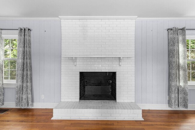 Building Photo - 4 Bedroom 3 Bath in Haymount- Available through June 1, 2027 only!