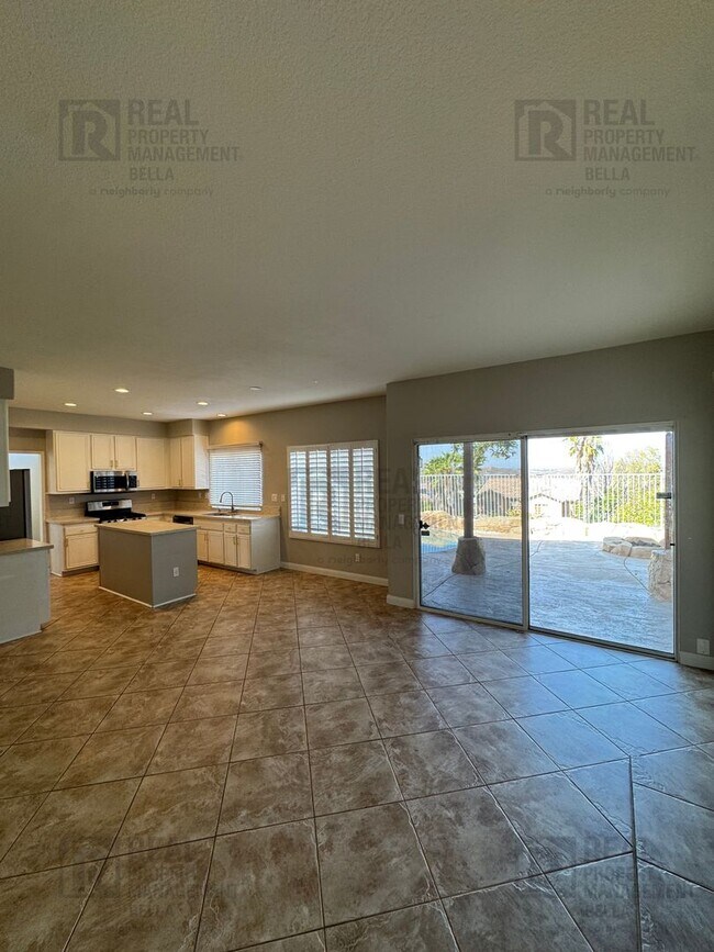 Building Photo - 23 Bella Donaci