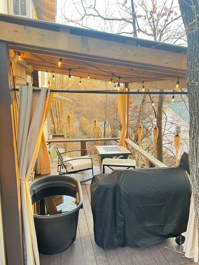 Private Deck - 214 E Cleburn St