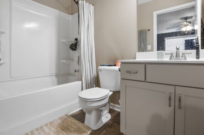 Building Photo - Two Bedroom in Sango!