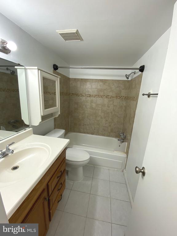 Building Photo - 1531 Colonial Dr