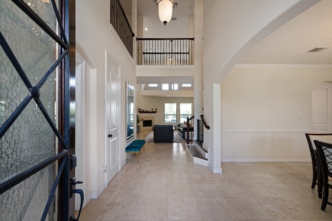 Building Photo - 4627 Miramar Dr