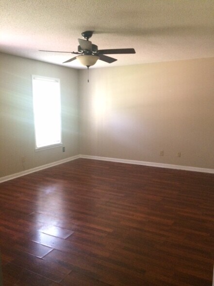 Building Photo - 819 Tammy St SW