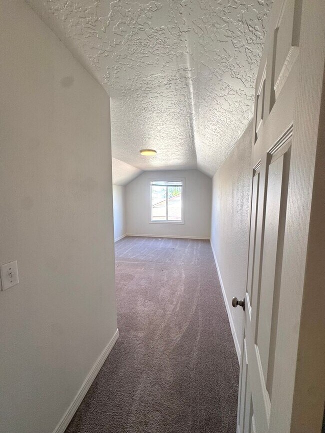 Building Photo - Spacious 5-Bedroom Home in Prime Nampa Location