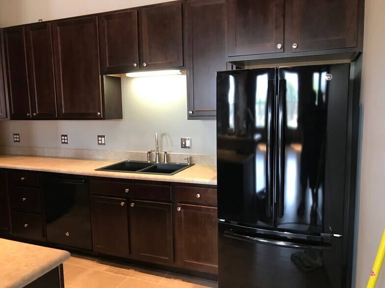 Building Photo - 426 Main St