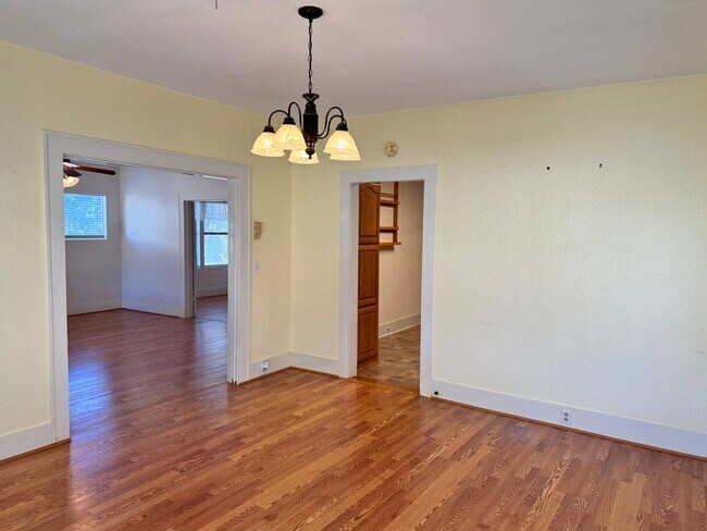 Building Photo - Adorable 3 Bed, 1 Bath Craftsman Home