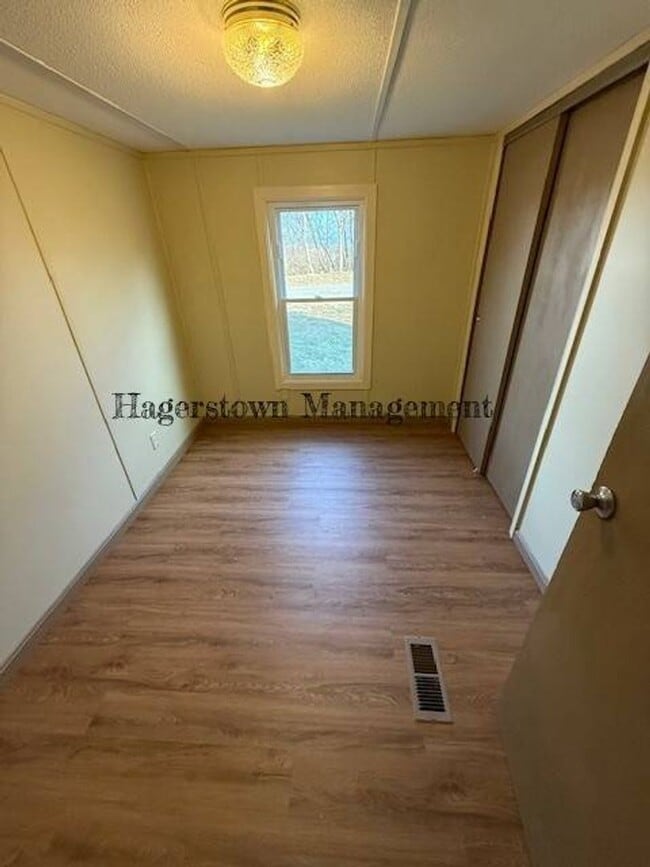 Building Photo - Nice 3 Bedroom Trailer