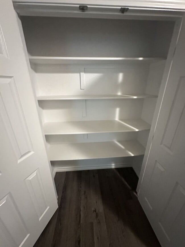 Building Photo - AVAILABLE NOW! (SECTION 8 ACCEPTED)