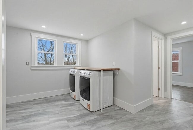 Building Photo - 18 Ronan St