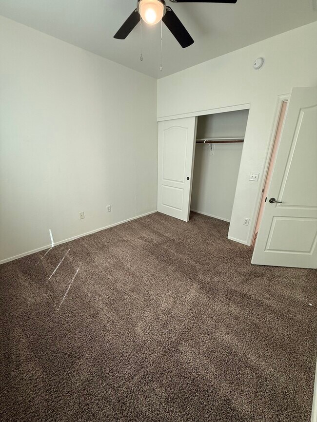 Building Photo - House For Rent