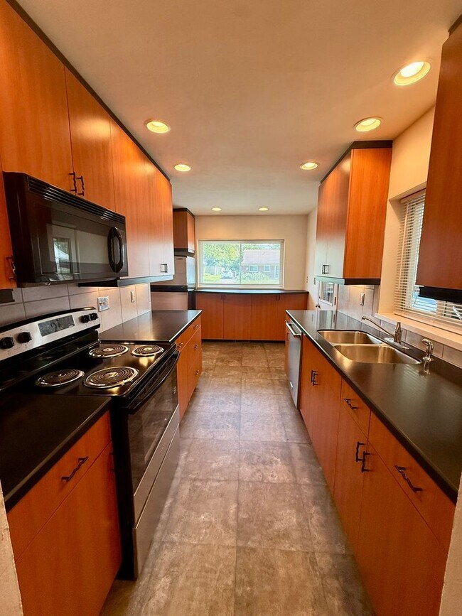 Building Photo - Beautifully Updated 3-Bedroom Brick Ranch in Kettering